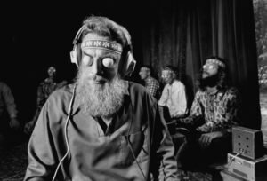 Foto ilustrativa dos experimentos em hippies.