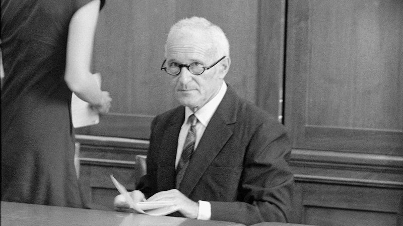 Sidney Gottlieb, o cérebro por trás dos programas mentais da CIA.