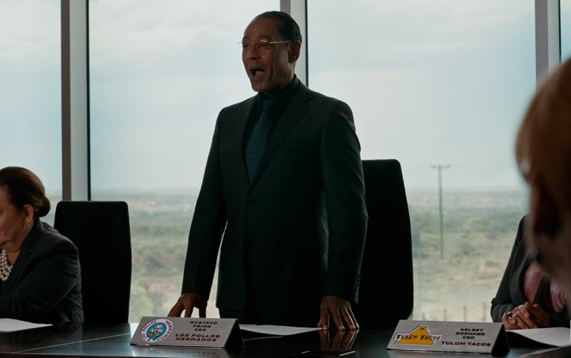 Gus Fring em uma reunião do conselho deliberativo.